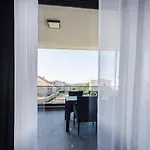 شقة Ella